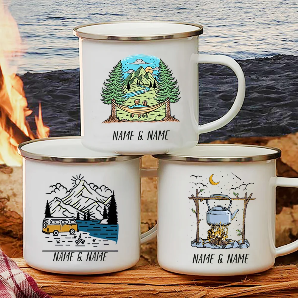 Outdoor Adventure Names - キャンピングカー、キャラバンプリント、キャンプマグ、アドベンチャー、キャンプファイヤー、パーティー、ビール、ジュースカップのパーソナライズされた名前のエナメルマグ